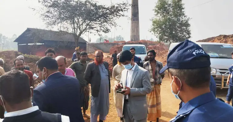 অবৈধ ইটভাটায় ভ্রাম্যমান আদালতের অভিযান